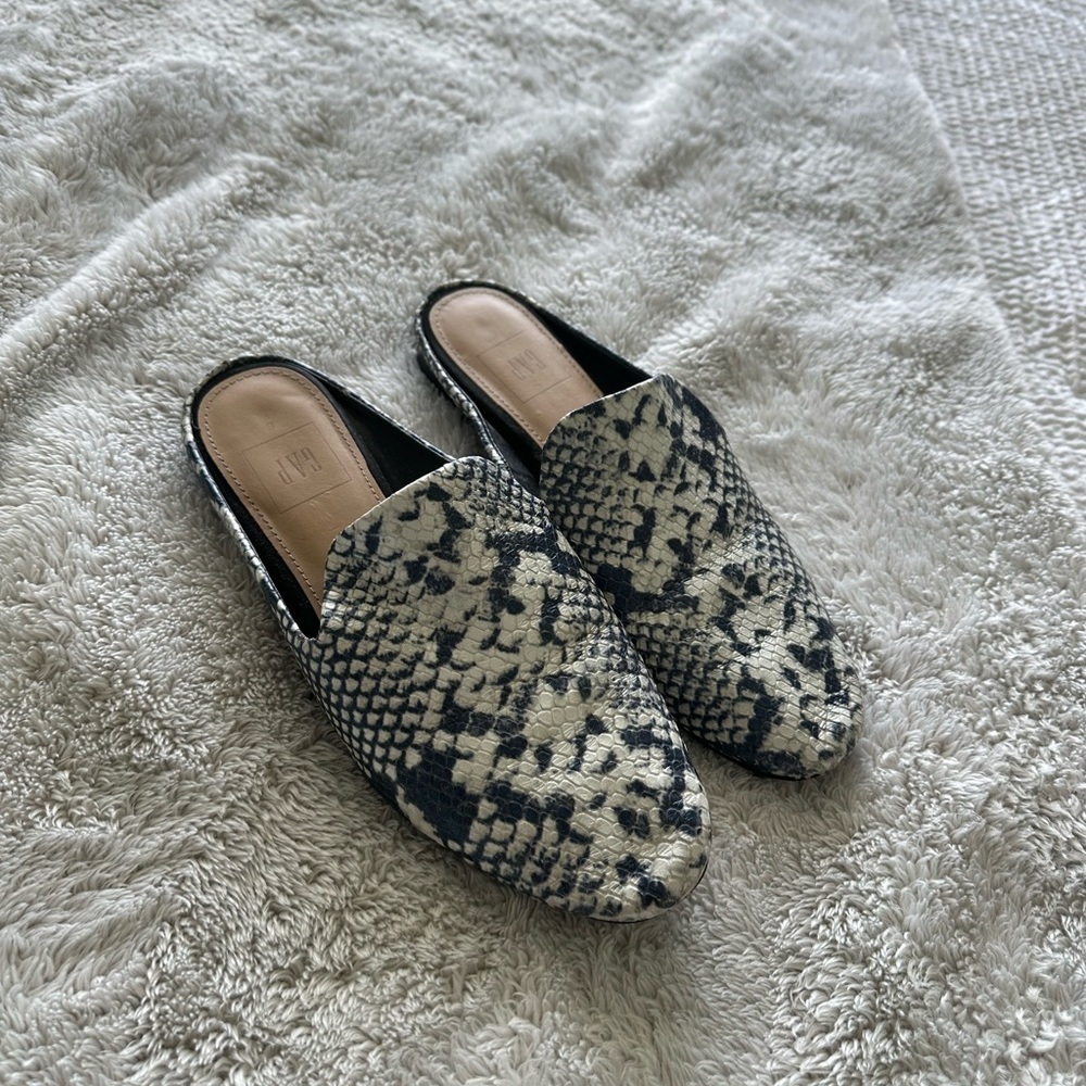 Gap snakeprint slide on mules, blue and cream pointed toe flats